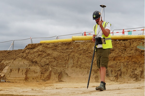 Manual setup and mapping using affordable RTK kit in Carlson SurvPC - surveyor with pole